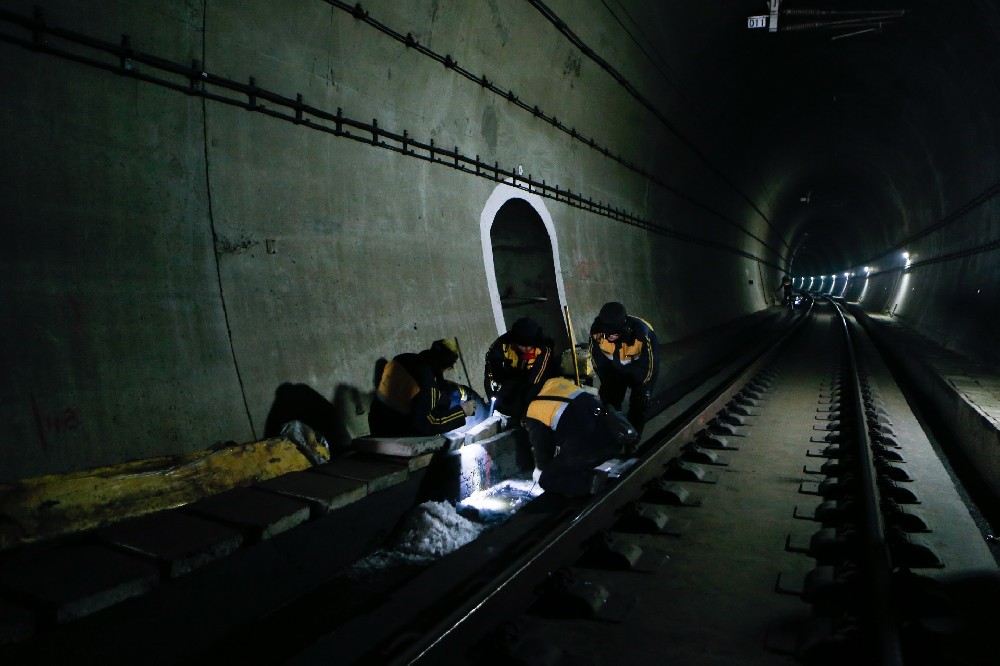 四更镇铁路运营隧道病害现状